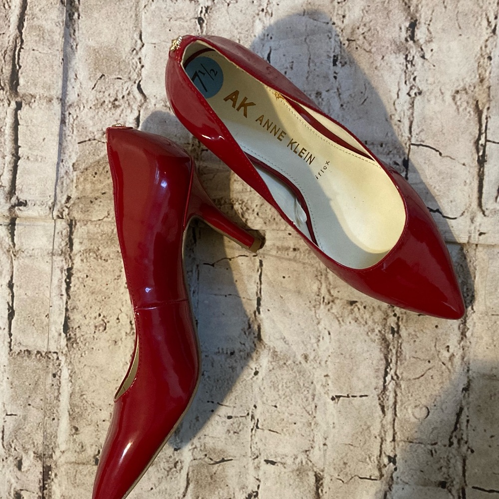 🔥 NWOT shiny red, ANNE KLEIN heel closed toe & back shoe size 7.5
